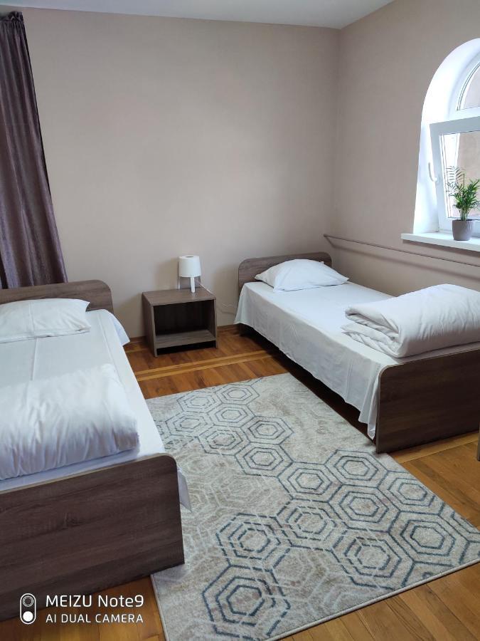 Pelican Guest House & Hostel Chernivtsi Exterior photo