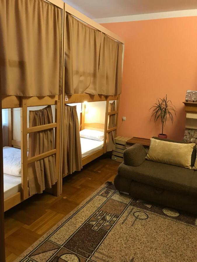 Pelican Guest House & Hostel Chernivtsi Exterior photo
