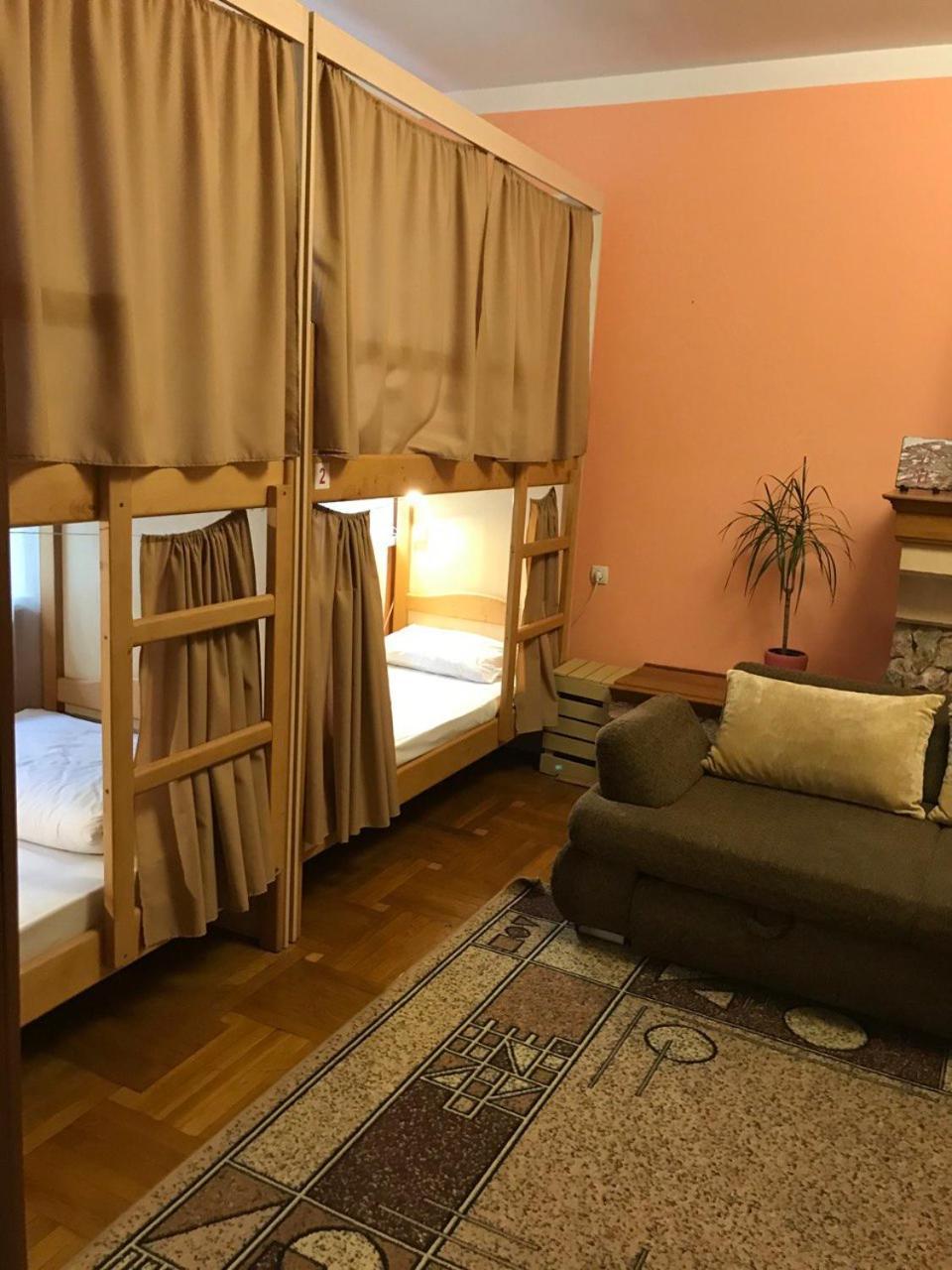 Pelican Guest House & Hostel Chernivtsi Exterior photo