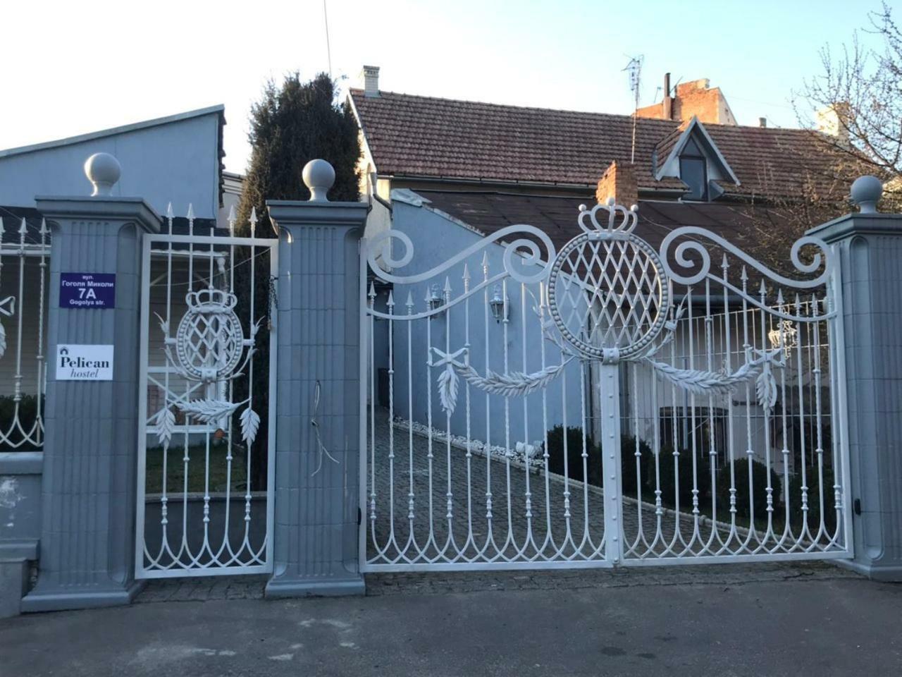 Pelican Guest House & Hostel Chernivtsi Exterior photo